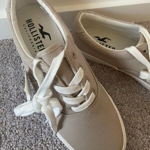 NWT Hollister Canvas Sneaker | Women's Size 9.5